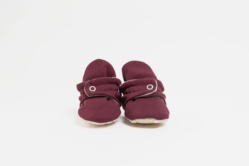 Par de pantufas botinhas Zás Trás Mid Season Cherry Pie em algodão orgânico, com molas de pressão, vistas de frente sobre fundo branco.