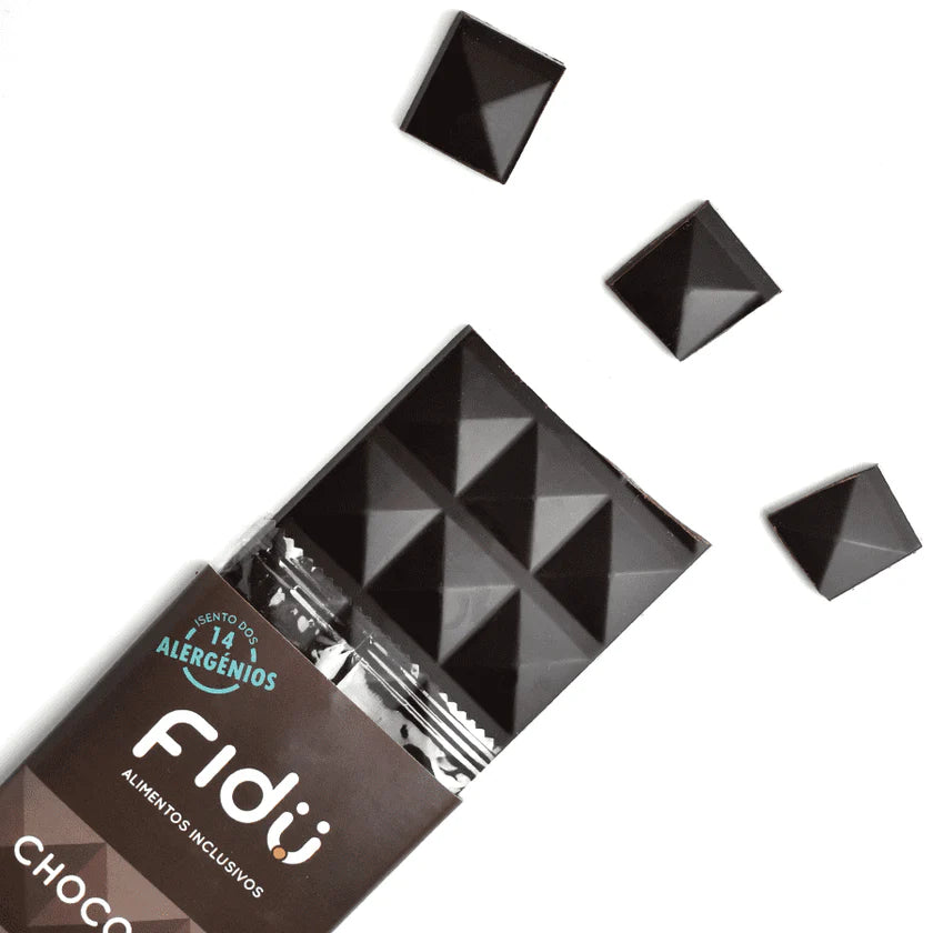 Tablete de Fidu Chocolate 74% cacau BIO, parcialmente desembalada, com quadrados de chocolate espalhados.