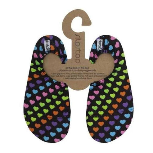 Par de meias antiderrapantes Slipstop modelo "Colorful Junior", com estampado de corações multicoloridos sobre fundo preto. Fabricadas com tecido respirável e de secagem rápida, possuem solas antiderrapantes para maior segurança em superfícies molhadas e secas. Ideais para piscina, praia, casa ou parques infantis.