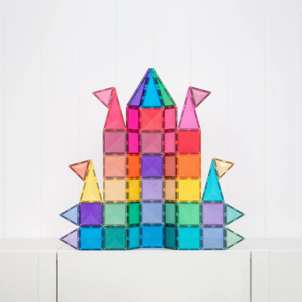 Castelo alto e vibrante construído com blocos magnéticos Connetix Glitter Castle Pack, exibindo diversas formas.