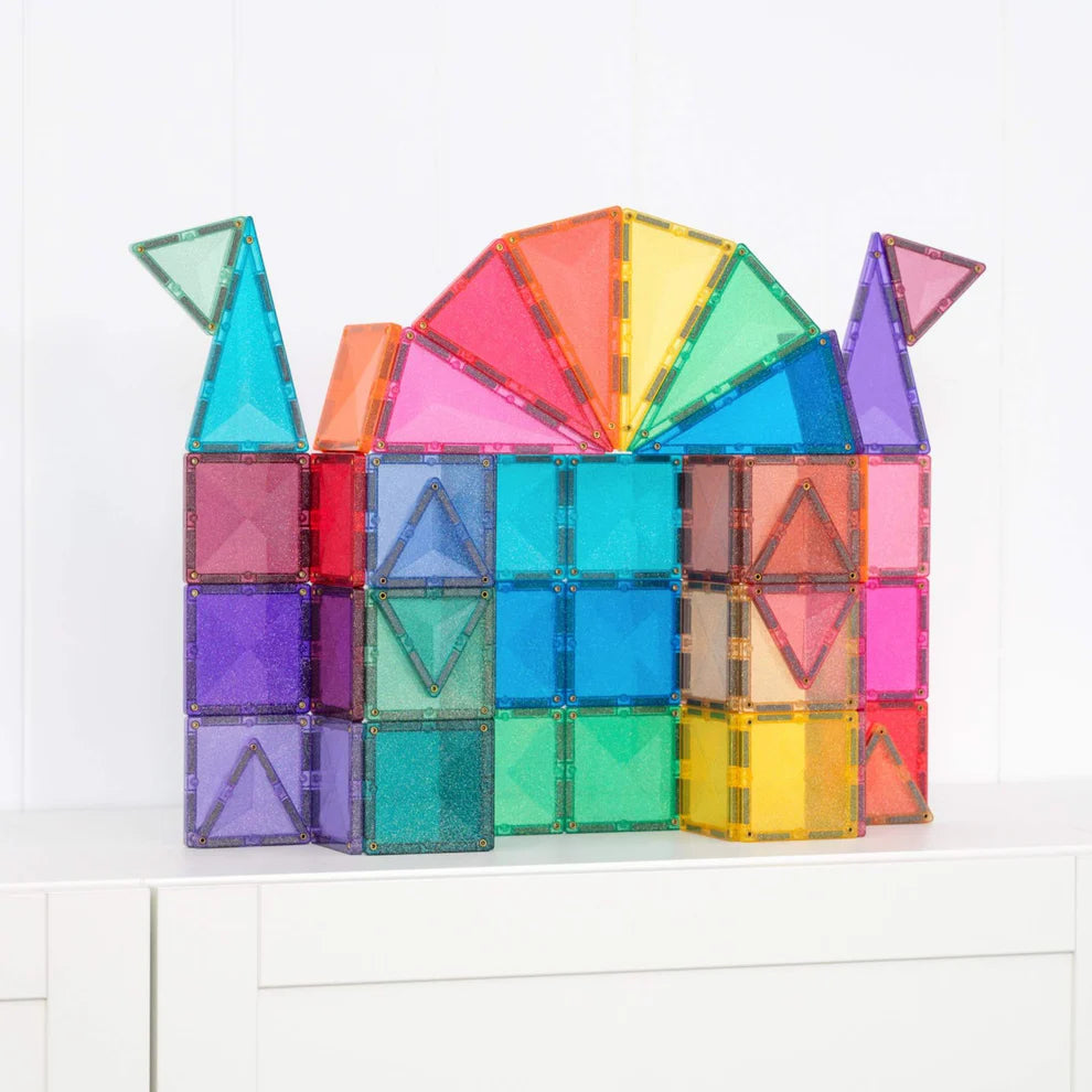 Estrutura de castelo magnético Connetix Glitter Castle Pack, com peças coloridas e brilhantes, em formato mais largo.