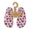 Par de meias antiderrapantes Slipstop modelo "Corações", em tom rosa claro com estampado de corações decorados em preto, branco e rosa, alguns com pequenos laços. Fabricadas com tecido respirável e de secagem rápida, possuem solas antiderrapantes para maior segurança em superfícies molhadas e secas. Ideais para piscina, praia, casa ou parques infantis.
