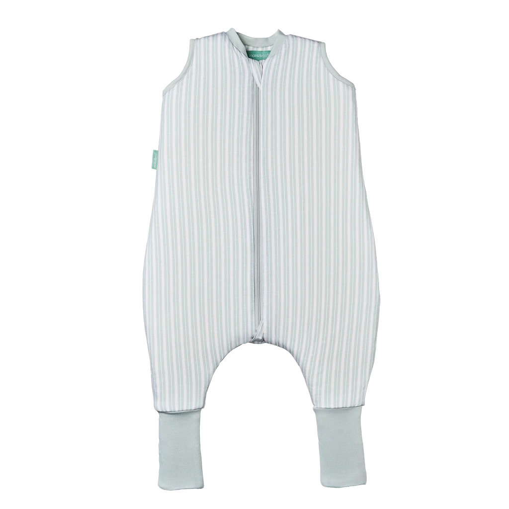 Saco de dormir MolisandCo TOG 1.0 Dawn Stripes com pés e meias em padrão de riscas brancas e cinzentas claras, isolado.