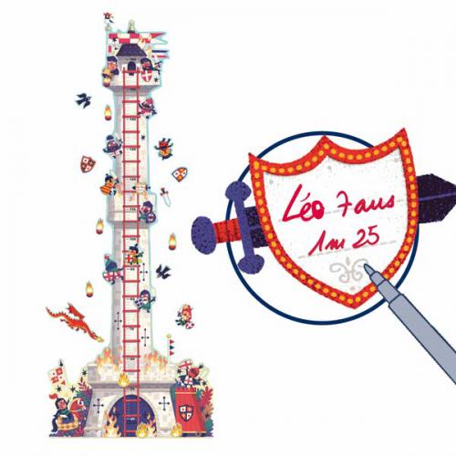 Tabela de altura Djeco Torre de Cavaleiros aplicada, com um detalhe ampliado de uma etiqueta adesiva personalizada com "Léo 7 ans 1m 25".