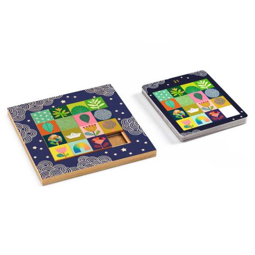 Tabuleiro de madeira do jogo Djeco Taquin Logic SoloGIC com peças de quebra-cabeças e uma pilha de cartas de desafio.