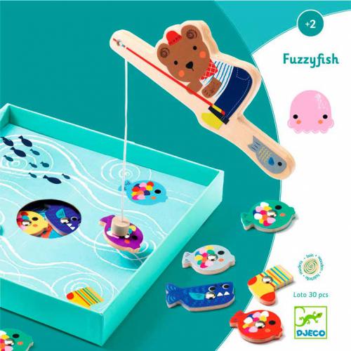 Vista geral do Djeco Fuzzyfish - Jogo de Pesca Magnético, mostrando a caixa de jogo azul clara com peixes magnéticos coloridos dentro e fora, e a cana de pesca com um urso a pescar um peixe.