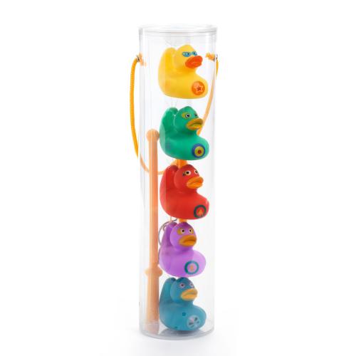 Embalagem transparente do Djeco Jogo Pescar Patos com os cinco patos empilhados e uma cana, pronta para arrumação.