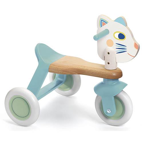 Triciclo Djeco BabyScooti Gatinho em madeira e azul claro, com rodas brancas e assento de madeira, visto de lado.