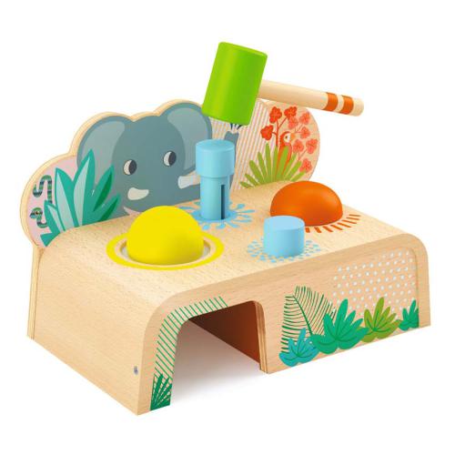 O brinquedo de madeira Djeco Multi Tap com o martelo verde, a bola amarela, cilindros azuis e um cogumelo laranja sobre uma base com um elefante.