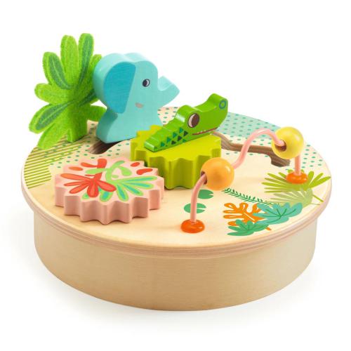Vista detalhada da mesa de atividades Djeco MultiSmall, com um elefante azul, um crocodilo verde, uma engrenagem em forma de flor, e um labirinto de contas, tudo em madeira natural com ilustrações de folhagem.