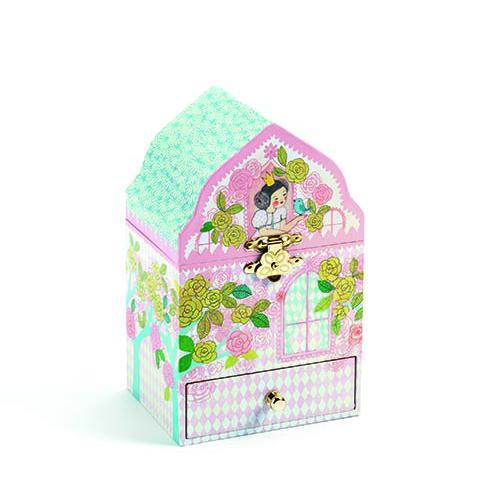 Caixa de joias musical Djeco Palácio Encantado fechada, em forma de casa com telhado, com ilustrações de princesa e pássaro.