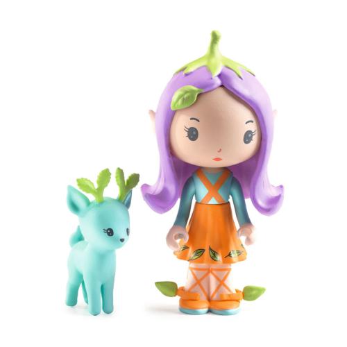 Detalhe das figuras Tinyly Lily, a elfa com cabelo roxo e vestido laranja, e Polo, o veado azul claro com cornos verdes, em fundo branco.
