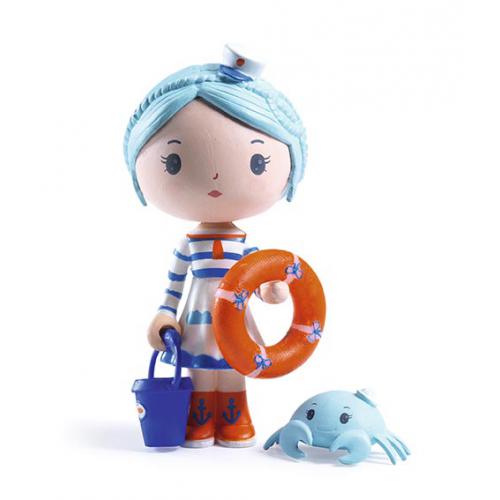 Djeco Figurinhas Tinyly - Marinette and Scouic: Marinette vestida de marinheira com boia, balde e o caranguejo Scouic.
