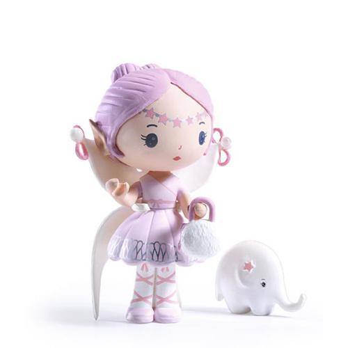 Figurinha Djeco Tinyly Elfe, uma fada bailarina de cabelo roxo, com asas e a sua mala, ao lado do companheiro elefante Bolero.