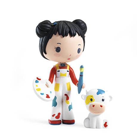 Figurinha Djeco Tinyly Barbouille, a artista, com o seu pincel e paleta, ao lado do seu companheiro Gribs, um pequeno vitelo com manchas de tinta.