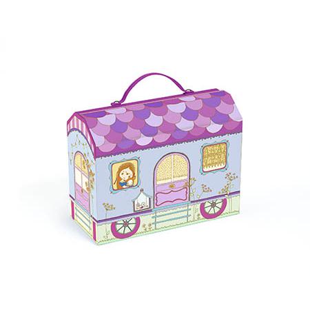 A Casa Caravana Djeco Tinyly Bluchka & Indie House fechada, vista de lado, com o seu telhado roxo e decoração exterior detalhada, e a alça de transporte.