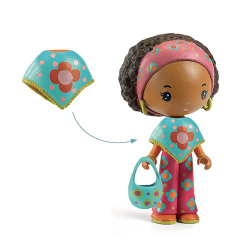 Figura Djeco Tinyly Poppy com saco e o seu poncho removível ilustrado com uma seta para fora, mostrando a peça separada.