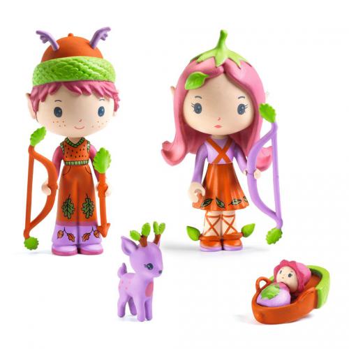 Apresentação das figuras Djeco Tinyly - Lily and Sylvestre, incluindo Lily com um arco, Sylvestre com um arco, um pequeno veado roxo e um bebé num berço. As figuras têm traços delicados e vestuário colorido.