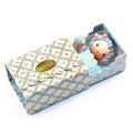 Djeco Figurinhas Tinyly - Blue Tinyroom, caixa de cartão azul com padrão de bolhas, parcialmente aberta, revelando a figura Blue na cama e Bubbles ao lado.
