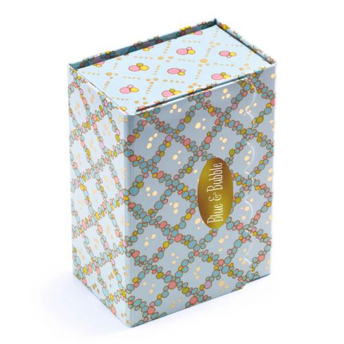 Djeco Figurinhas Tinyly - Blue Tinyroom, caixa de cartão azul com padrão de bolhas e etiqueta dourada "Blue & Bubble", vista fechada.