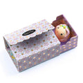 Caixa Djeco Figurinhas Tinyly Violet Tinyroom parcialmente aberta, revelando a cabeça da figura Violet, com design de estrelas e cores pastel.