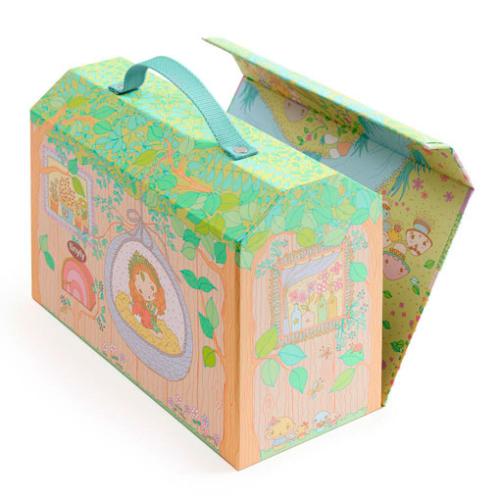 Casa de bonecas Djeco Tinyly - Sylvia and Fox´s House fechada, vista lateral, mostrando design em forma de mala de transporte com alça.