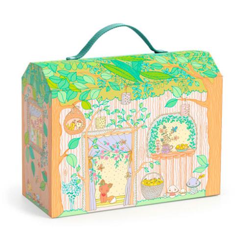 Casa de bonecas Djeco Tinyly - Sylvia and Fox´s House fechada, vista frontal, com ilustrações de floresta e janelas.