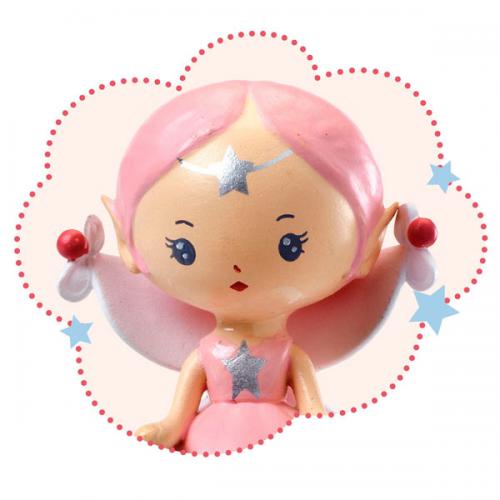 Detalhe aproximado da figura da fada Elf da caixa de música Djeco, com cabelo rosa, asas e uma estrela na testa, em fundo de nuvem.