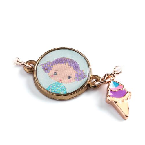 Pulseira Djeco Tinyly dourada com medalhão azul da personagem Tinyly e pendente de cone de gelado.