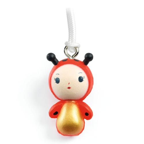 Porta-chaves Djeco Tinyly com figura de menina joaninha em tons de vermelho e dourado.