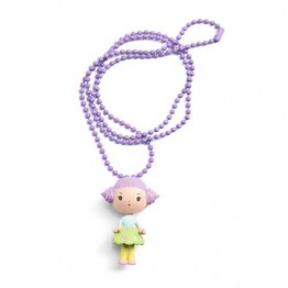 Colar amuleto Djeco Tinyly com figurinha de menina de cabelo roxo e vestido verde-claro, pendurada numa corrente de contas lilás.