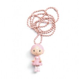 Colar amuleto Djeco Tinyly com figurinha de menina de cabelo rosa e vestido rosa, pendurada numa corrente de contas rosa-claro.