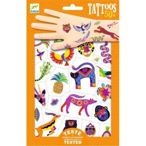 Embalagem das Djeco 50 Tatuagens Beleza Selvagem - Efeito Metalizado, mostrando a variedade de designs de animais exóticos e o efeito iridescente, com algumas tatuagens aplicadas numa mão.