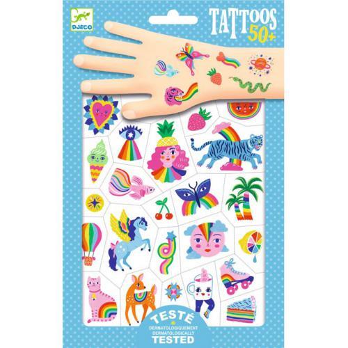 Embalagem das tatuagens Djeco 50 Arco-Íris Efeito Néon com mão de criança decorada e diversos decalques coloridos expostos.