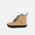 Bota infantil Blanditos by Crio's Doha Arena, calçado respeitador bege com atacadores pretos e sola preta, vista lateral.