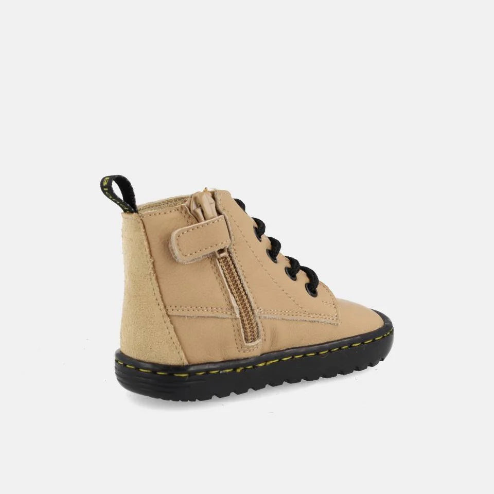 Bota respeitadora Blanditos by Crio's Doha Arena, vista lateral com fecho éclair e atacadores, em cor bege.