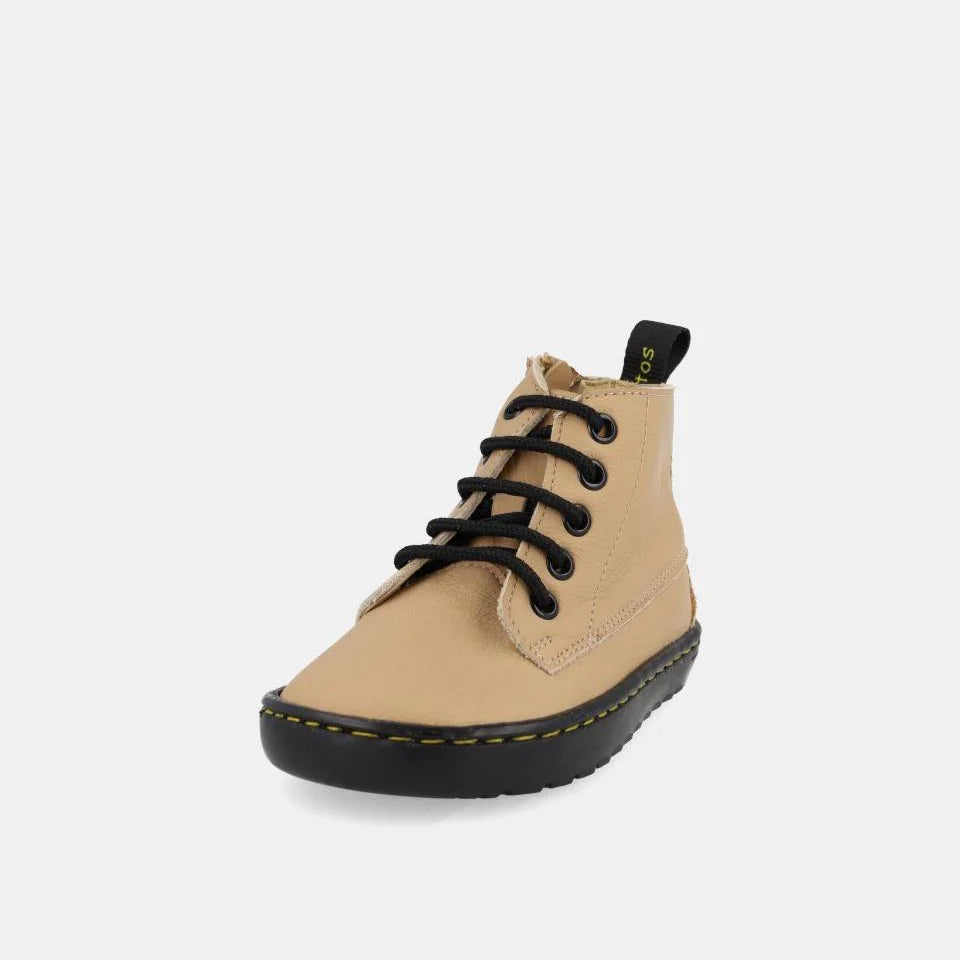 Bota infantil Blanditos by Crio's Doha Arena de frente, destacando a biqueira ampla e os atacadores pretos.