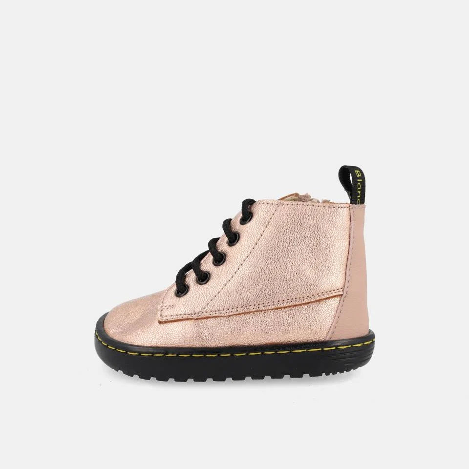 Perfil lateral da bota infantil Blanditos by Crio's Doha na cor rosa, evidenciando o design de cano médio e a sola flexível preta.