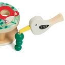 Detalhe do pica-pau magnético do Classic World Doutor PicaPau a retirar um bichinho verde de um buraco na árvore.