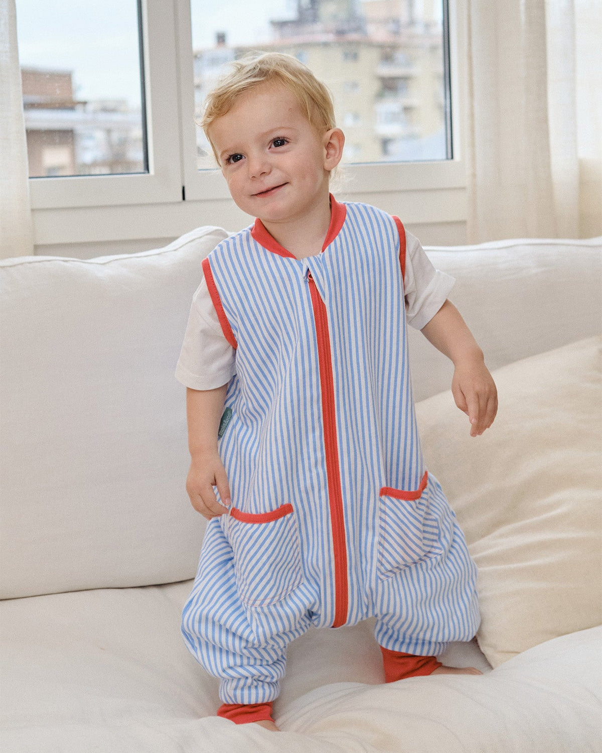 Saco de dormir MolisandCo TOG 1.0 com pés Sailor Blue fotografado em uso, de corpo inteiro