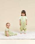 Saco de dormir MolisandCo TOG 0.5 sem mangas e sem meias, em verde pistacchio, vestido por um bebé