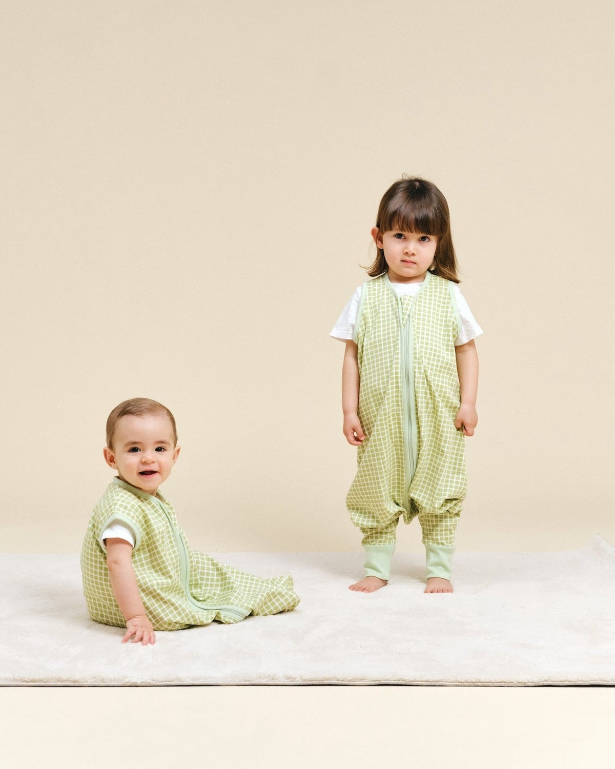 Saco de dormir MolisandCo TOG 0.5 sem mangas e sem meias, em verde pistacchio, vestido por um bebé