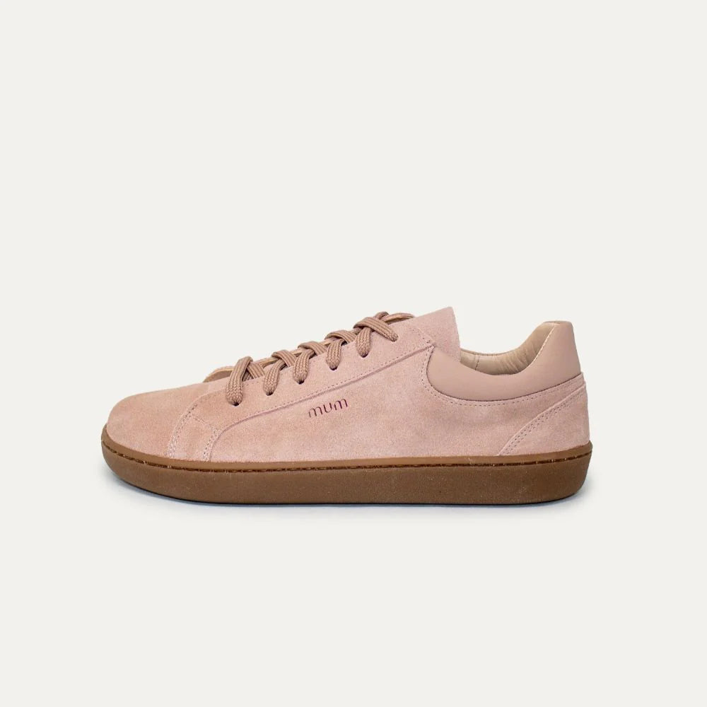 Sapatilha MUM Barefoot Diana Sugar em napa rosa-claro, vista lateral, com sola marrom e atacadores tonais.