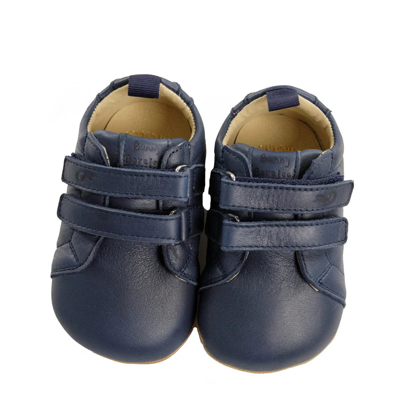 Par de sapatilhas Bunny Barefoot Coala Azul Marinho, vista frontal, com fechos de velcro.
