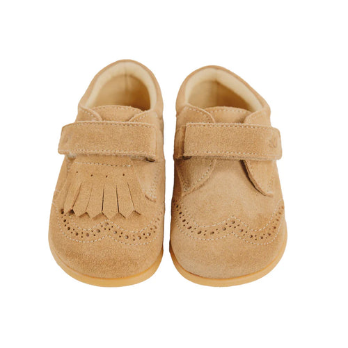 Par de sapatos Bunny Barefoot Carneirinhas Areia com acessório de franjas, vista frontal.