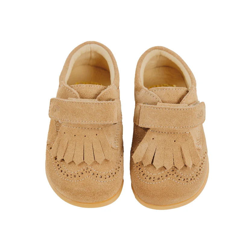 Par de sapatos Bunny Barefoot Carneirinhas Areia com acessório de franjas, ligeiramente diferente da imagem 1.
