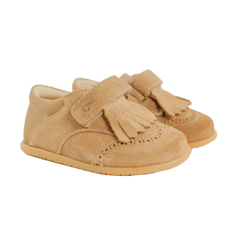 Par de sapatos Bunny Barefoot Carneirinhas Areia com acessório de franjas, vista lateral.