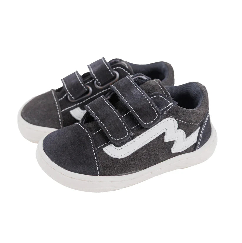 Par de sapatilhas Bunny Barefoot Zebra Preto com duplo velcro, vista lateral ligeiramente inclinada.