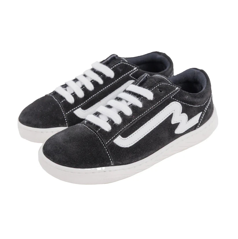 Par de sapatilhas Bunny Barefoot Zebra Preto com cordões brancos, vista lateral e superior.