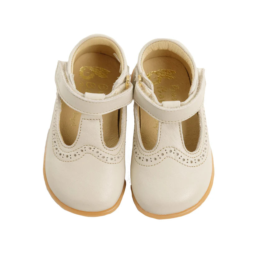 Par de sapatos Bunny Barefoot Pantera Creme, vista frontal, com tira T-bar e detalhes perfurados, mostrando o design clássico.